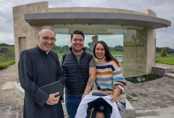 Alumni, administrativos y docentes UNIS participan en bendición de familias en la Ermita del Amor Hermoso