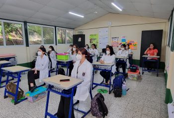 Estudiantes de la Facultad de Humanidades realizan pruebas psicométricas a niños