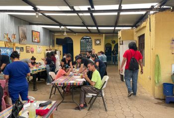 Estudiantes de la UNIS realizan convivencia con niños en Chimaltenango