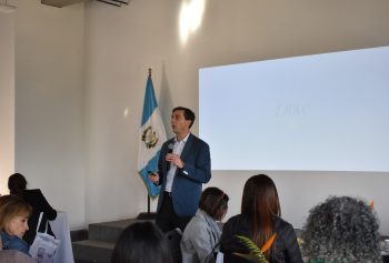 De España a Guatemala: profesor internacional da conferencia a orientadores escolares