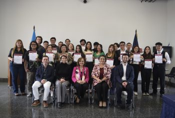 Reconocimiento a la excelencia académica en la Facultad de Comunicación de la Universidad del Istmo