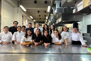 El chef Saúl Umaña acerca la gastronomía costarricense a los estudiantes de la UNIS