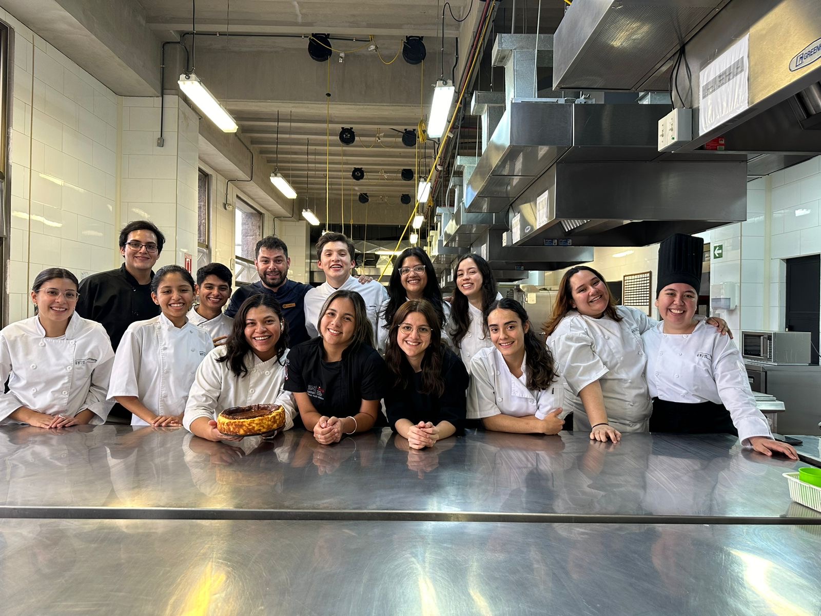 El chef Saúl Umaña acerca la gastronomía costarricense a los estudiantes de la UNIS