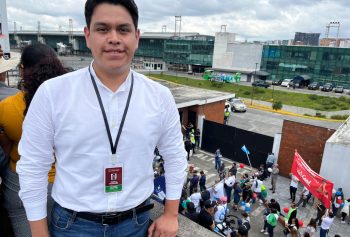 Estudiante de la Facultad de Comunicación participa en histórica bienvenida a atletas olímpicos de Guatemala