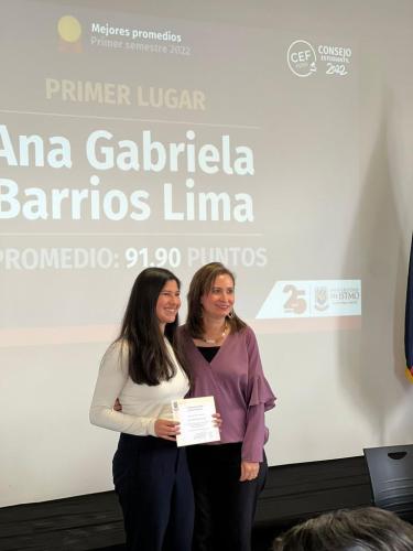 Gabriela-Barrios-estudiante-destacada-de-quinto-año-como-mejor-promedio.-1